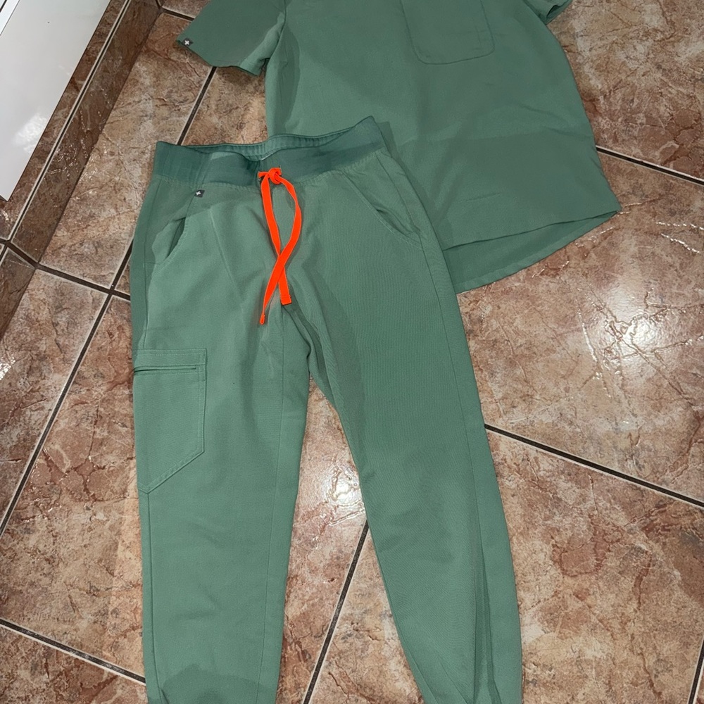 Figs Women’s Jade Green Scrub Set - Kaya Top XS and XS petite Zamora Joggers